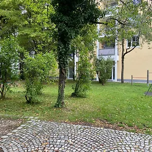 Apartment Mit Garagenparkplatz An U-bahnstation